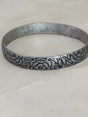 Beautiful Floral Engraved Metal Bangle Bracelet - Silver Tone
